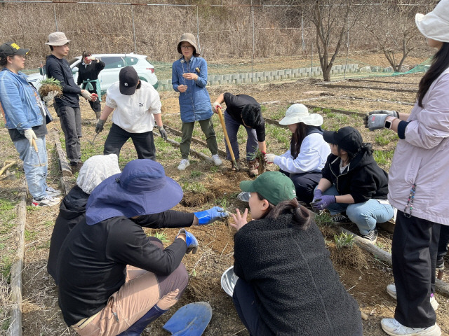 ▲ 한국DMZ평화생명동산이 ‘인제 토종씨앗학교’를 개강해 지난 9일부터 오는 6월 18일까지 11주에 걸쳐 교육이 진행 중이다. 지난 9일 체험활동 모습.