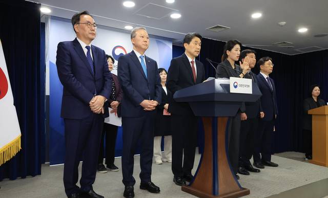 ▲ 이주호 부총리 겸 교육부 장관이 17일 서울 종로구 정부서울청사에서 열린 2026학년도 의대 모집인원 조정 방향 관련 브리핑에서 기자의 질문에 답하고 있다. 연합뉴스