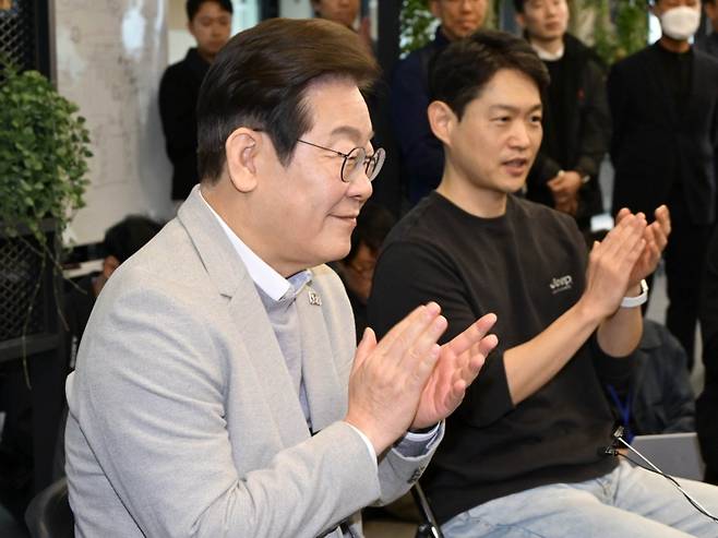 ▲ 더불어민주당 이재명 대선 예비후보가 14일 서울 강남구 퓨리오사AI에서 백준호 퓨리오사 AI 대표의 모두발언을 들은 후 박수치고 있다. [연합뉴스]