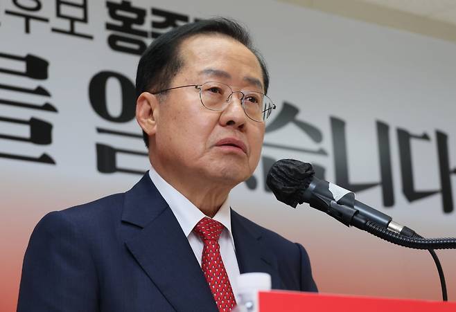 홍준표 국민의힘 대선 경선 후보가 17일 서울 여의도 선거사무소에서 국방·외교·통일 분야 정책을 발표하고 있다./ 사진=연합뉴스