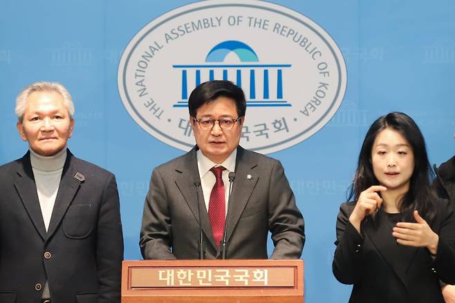김장겸 국민의힘 의원이 지난 2월 10일 국회에서 기자회견을 열고 발언하고 있다. 연합뉴스