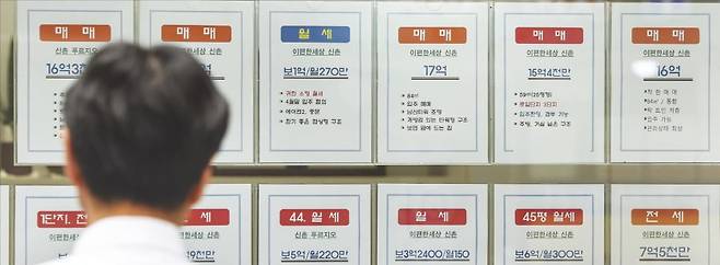 < 전세 찾기가 별따기 > 입주 물량 감소, 계약 갱신 등으로 최근 1년 새 수도권 전세 물량이 급감했다. 17일 서울 서대문구 신촌의 한 공인중개소 앞에 전월세 안내문이 붙어 있다. /임형택 기자