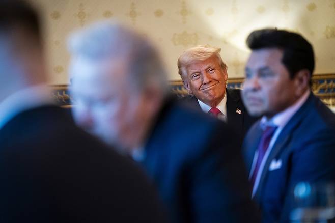 도널드 트럼프 미국 대통령이 16일(현지시간) 워싱턴 백악관 블루룸에서 부활절 기도회와 만찬을 하고 있다. UPI연합뉴스