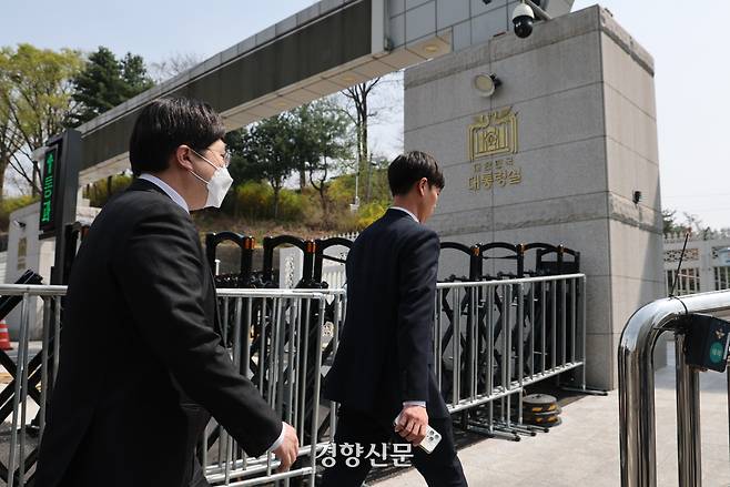 대통령실 압수수색을 시도중인 경찰 비상계엄 특별수사단이 16일 서울 용산 대통령실 청사 민원실 출입구로 들어서고 있다. 김창길 기자