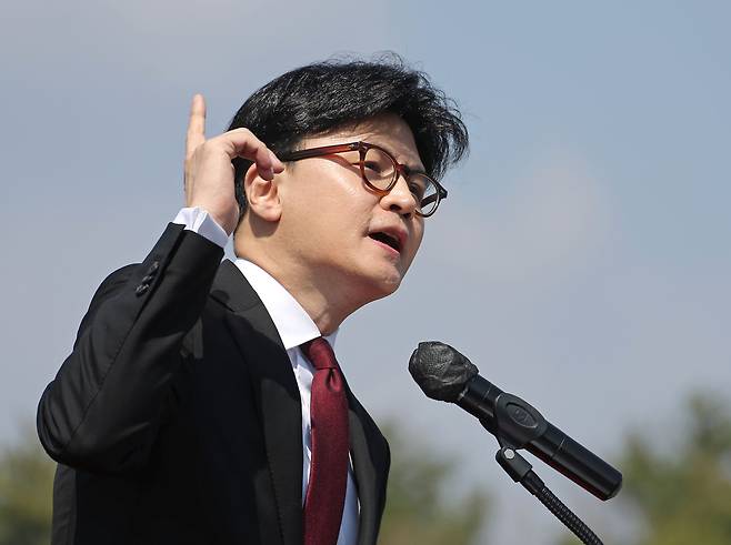 Former conservative People Power Party (PPP) leader Han Dong-hoon, announces his bid for the presidential race in front of the National Assembly in Yeouido, western Seoul, on April 10. [YONHAP]
