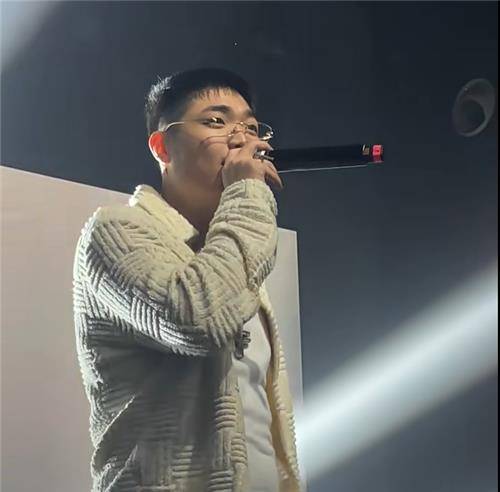 Hip-hop trio Homies performs at a concert in Wuhan, China as part of its ″Brothers″ tour on April 12, as seen from this screen capture of a video of the performance uploaded to Xiao Hongshu. [SCREEN CAPTURE]