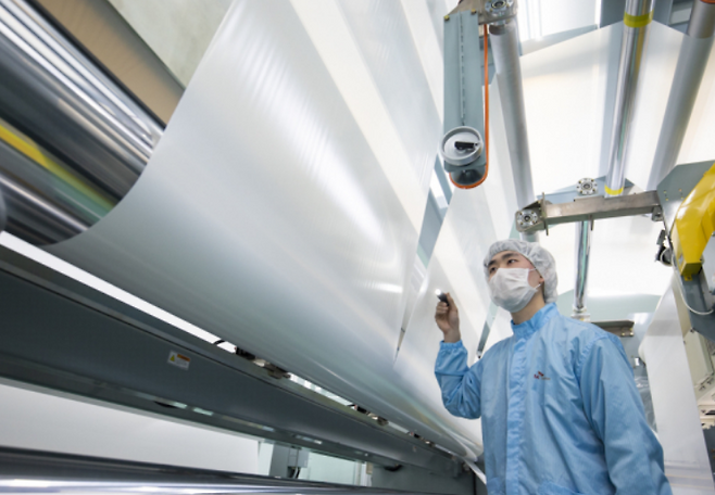 SK아이이테크놀로지 직원이 분리막을 살펴보고 있다. SK아이이테크놀로지 제공&nbsp;