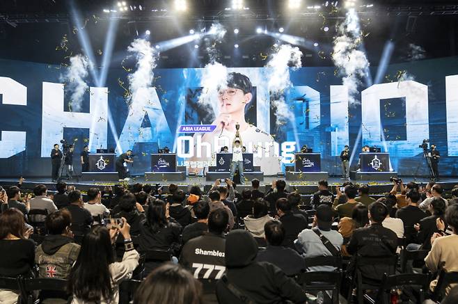 넷마블이 지난 12일 광명 아이벡스 스튜디오에서 ‘나 혼자만 레벨업: 어라이즈 챔피언십 2025’ 본선을 진행했다. 나혼렙갤러리 길드 오릉 선수가 첫 글로벌 대회 우승을 차지했다. 넷마블 제공