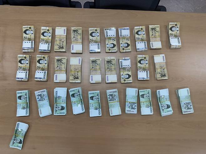 전남경찰청 형사기동대는 최근 보이스피싱 자금세탁조직 총괄 수거책 A(56)씨를 사기 및 범죄수익은닉 혐의로 구속하는 등 2024년 10월부터 현재까지 총 20명을 검거, 이 중 12명을 구속하고, 현금 1억3000만 원과 체크카드‧통장 45매를 압수했다. /전남경찰청