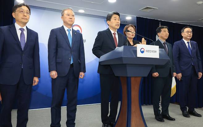 이주호 부총리 겸 교육부 장관이 17일 서울 종로구 정부서울청사에서 2026학년도 의과대학 모집인원 조정 방향 관련 브리핑을 하고 있다. 연합뉴스