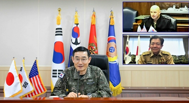 양용모 해군참모총장은 17일 오전 해군잠수함사령부 회의실에서 제임스 킬비(James W. Kilby) 미국 해군참모총장 대행(대장), 사이토 아키라(Saito Akira) 일본 해상자위대 해상막료장(대장)과 고위급 3자 화상회의를 진행했다. 해군 제공