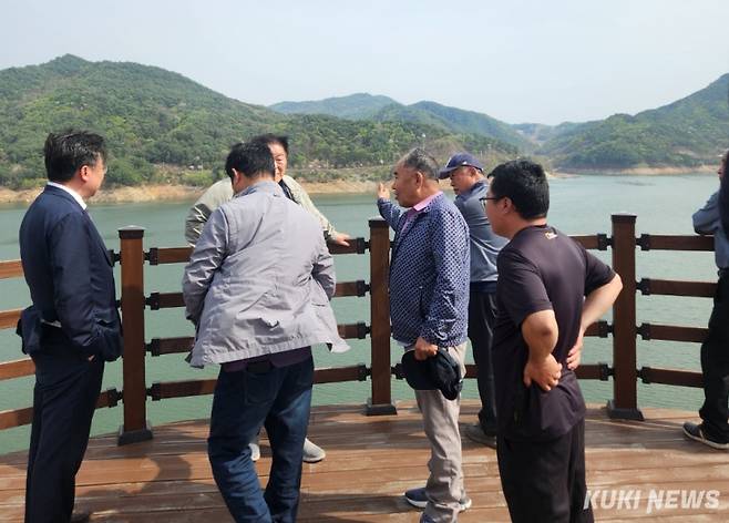 충남도는 17일 청양·부여 지역 주민과 지천댐 지역협의체 등 130여 명이 참가한 가운데 경북 영주댐 견학을 실시했다. 충남도 제공