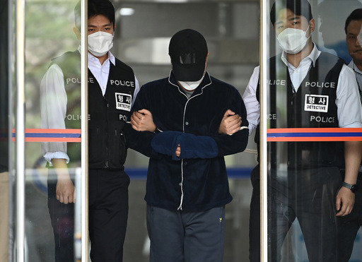 부모와 처자식 등 일가족 5명을 살해하고 극단적 선택을 시도한 50대 가장 A씨가 구속 전 피의자 심문(영장실질심사)에 출석하기 위해 17일 경기도 용인동부경찰서 유치장을 나오고 있다. 뉴시스