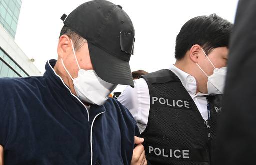 부모와 처자식 등 일가족 5명을 살해하고 극단적 선택을 시도한 50대 가장 A씨가 구속 전 피의자 심문(영장실질심사)에 출석하기 위해 17일 경기도 용인동부경찰서 유치장을 나오고 있다. 뉴시스