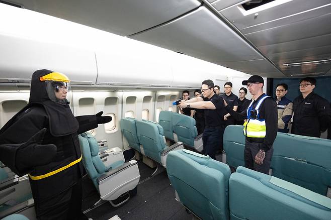 안전 전문교관들이 지난 15일부터 17일까지 사흘간 서울 강서구 대한항공 객실훈련센터에서 미국 글로벌 보안기업 액손(AXON) 주관 에어테이저 교육을 받고 있다. 대한항공 제공