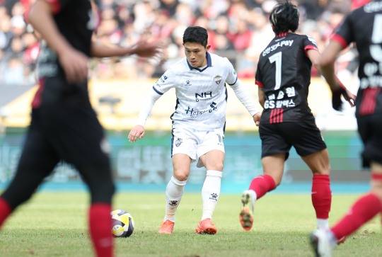 돌파 시도하는 이동경. 사진[연합뉴스]