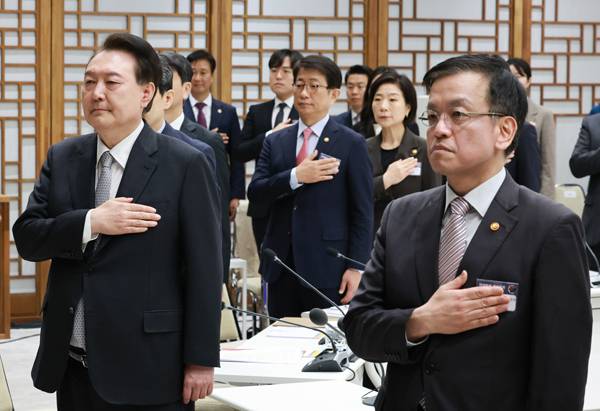 ▲ 2024년 4월4일 윤석열 전 대통령과 최상목 경제부총리 겸 기획재정부 장관이 서울 용산 대통령실 청사에서 열린 민생토론회 후속 조치 2차, 경제분야 점검 회의에 참석해 국기에 경례하고 있다. ⓒ연합뉴스