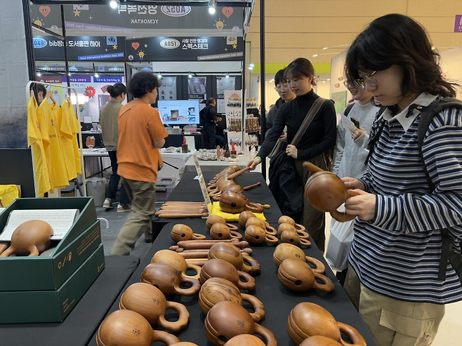 목탁 체험하는 관람객들/사진=김지은 여행+ 기자