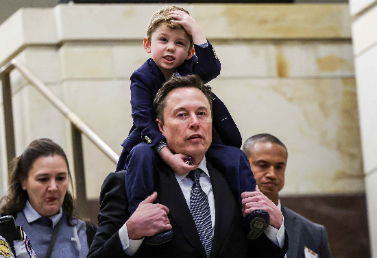 일론 머스크 테슬라 CEO가 5일(현지시간) 아들을 목말 태운 채 워싱턴DC 의회 의사당으로 들어오고 있다. (로이터연합)