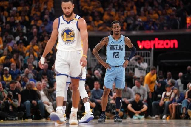 ‘디 애슬레틱’은 “모란트는 계속 오른쪽 발목에 무게를 두며 상태가 좋아지기를 바랐다. 물론 상황이 좋지 않았다. 몇 걸음씩 걸을 때마다 고개를 저었다. 트레이너들은 그의 통증 완화를 위해 여러 방법을 시도했고 TNT 중계 카메라에는 진통제를 복용하는 모습이 보였다”고 설명했다. 사진=Cary Edmondson=연합뉴스