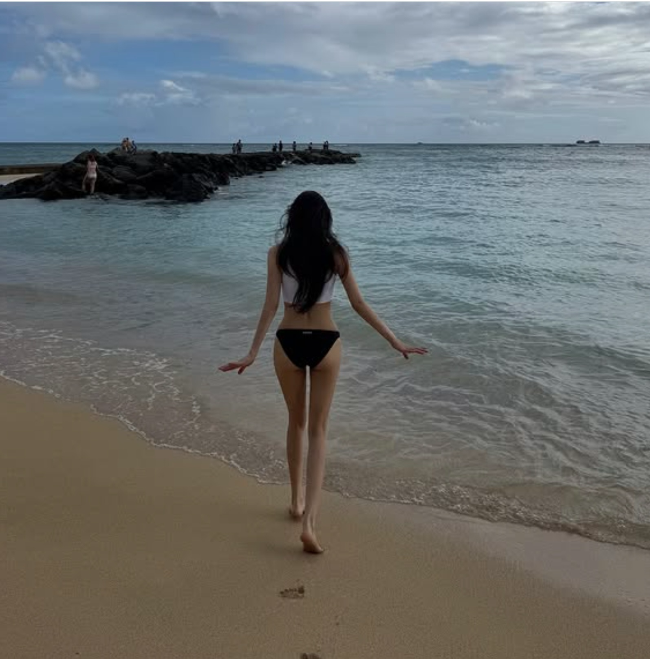 효민은 스포츠 톱과 핫팬츠를 매치해 건강미를 드러냈고, 블랙 스윔웨어로는 시크한 매력을 더했다. 사진=효민 SNS