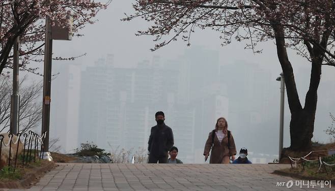 [인천=뉴시스] 전진환 기자 = 수도권에 미세먼지와 초미세먼지 농도가 나쁨을 보인 8일 오전 인천 남동구에서 바라본 하늘이 뿌옇게 보이고 있다. 2025.04.08. amin2@newsis.com /사진=전진환