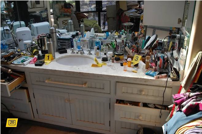 할리우드 유명 배우 진 해크먼(95)과 부인 뱃시 아라카와(64)가 비극적으로 세상을 떠난 가운데 이들의 집 내부 상태가 공개됐다. /사진=산타페 카운티 보안관 사무소