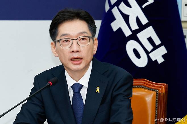 (서울=뉴스1) 안은나 기자 = 김경수 더불어민주당 대선 경선 후보가 16일 서울 여의도 국회에서 열린 공명선거 실천 서약식에서 인사말을 하고 있다. 2025.4.16/뉴스1  Copyright (C) 뉴스1. All rights reserved. 무단 전재 및 재배포,  AI학습 이용 금지. /사진=(서울=뉴스1) 안은나 기자