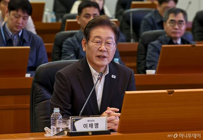 (대전=뉴스1) 국회사진취재단 = 이재명 더불어민주당 대선 경선 후보가 17일 오전 대전 유성구 국방과학연구소에서 열린 현장간담회에서 발언을 하고 있다. 2025.4.17/뉴스1  Copyright (C) 뉴스1. All rights reserved. 무단 전재 및 재배포,  AI학습 이용 금지. /사진=(대전=뉴스1) 국회사진취재단