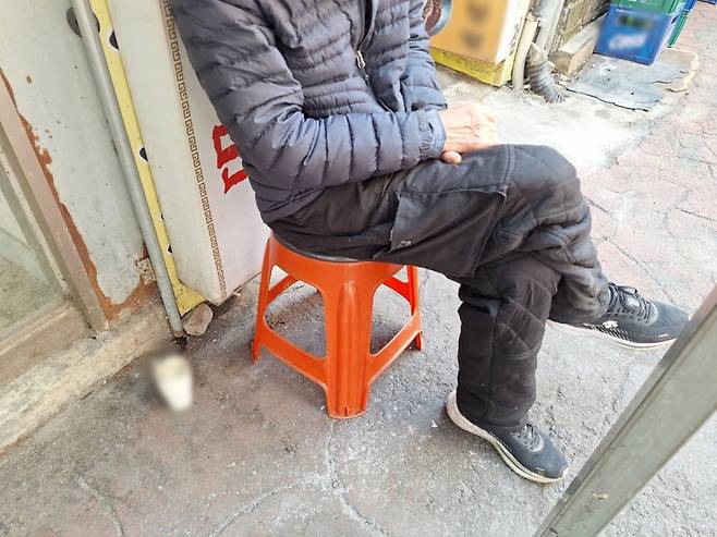 지난 16일 오전 부산 부산진구 부전동 서면역 인근에서 만난 70대 남성이 국민의힘 대선 경선 후보자들에 대해 이야기하고 있다. /사진=김지은 기자