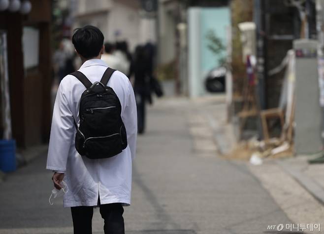 [서울=뉴시스] 김명년 기자 = 17일 정부가 내년도 의과대학 모집인원을 증원 이전 수준인 3058명으로 확정했다. 이는 정부가 지난달 말까지 의대생들이 전원 복귀할 경우, 내년 의대 모집인원을 증원 전으로 되돌리겠다고 밝힌 데 따른 후속 조치다. 이날 오후 서울시내 한 의과대학 인근에서 의대생이 이동하고 있다. 2025.04.17. kmn@newsis.com /사진=김명년