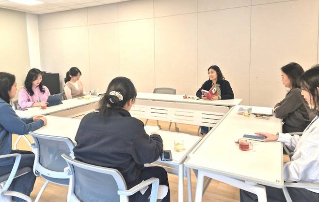 삼성바이오로직스가 임직원 마음건강 관리 프로그램을 진행한다. 사진은 ‘마음챙김 북클럽’에 참여한 삼성바이오로직스 임직원. /사진=삼성바이오로직스