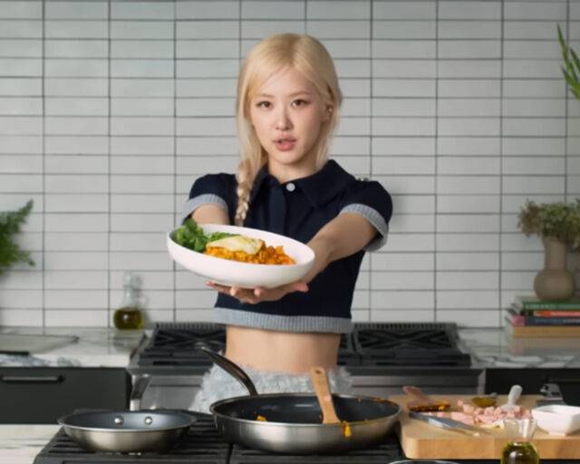 로제가 고수를 김치볶음밥에 넣어 먹어 눈길을 끌고 있다. / 유튜브 '보그' 캡처