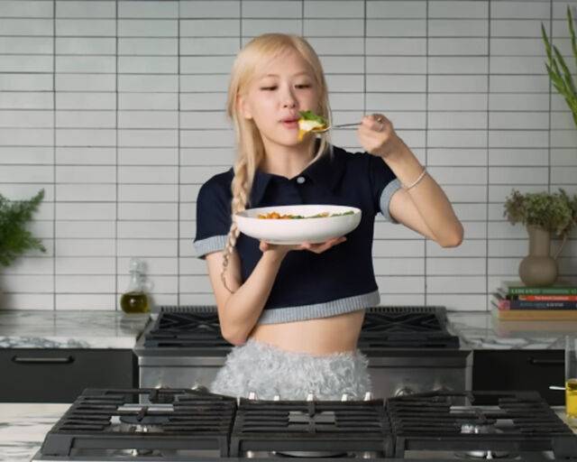 로제가 직접 김치볶음밥을 만들어 먹었다. / 유튜브 '보그' 캡처