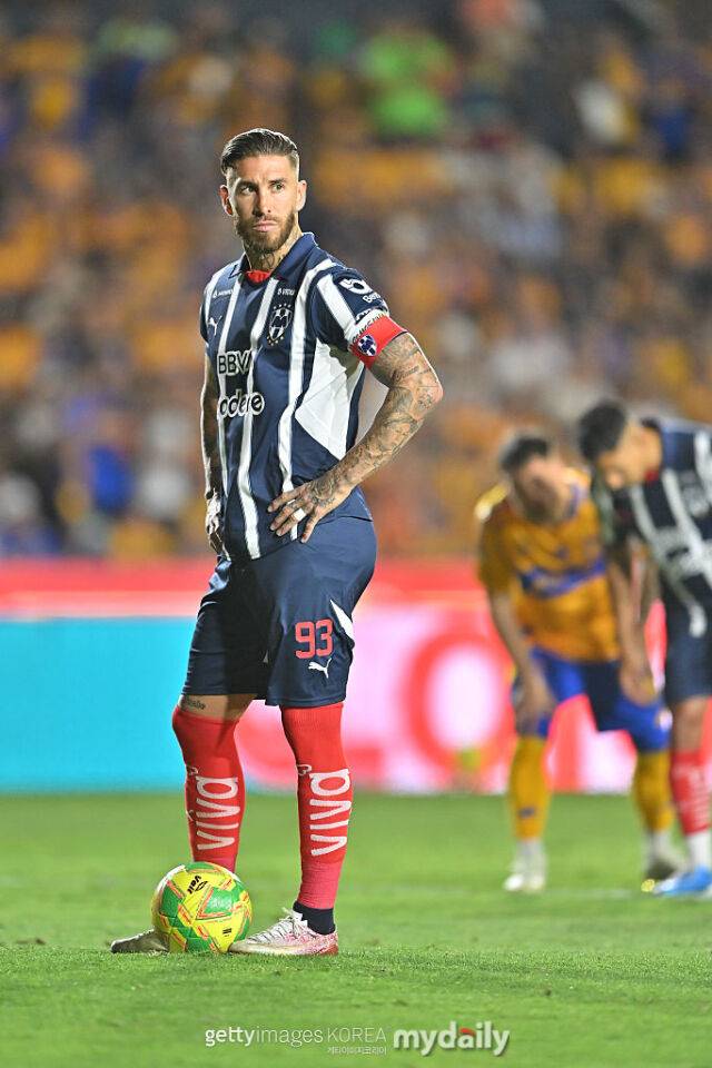 라모스가 골키퍼가 등을 보이고 돌아서 있는 황동한 상황에서 주심에게 눈빛으로 '항의'를 하고 있다./게티이미지코리아