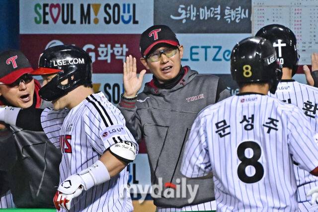 16일 서울 잠실야구장에서 열린 '2025 신한 SOL BANK KBO리그' 삼성 라이온즈와 LG 트윈스 경기. LG 박동원이 5회말 무사 1-2루에 쓰리런 홈런을 친 후 염경엽 감독과 기뻐하고 있다.