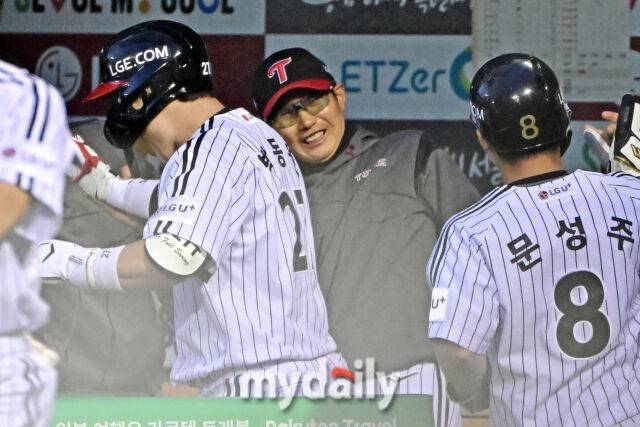 16일 서울 잠실야구장에서 열린 '2025 신한 SOL BANK KBO리그' 삼성 라이온즈와 LG 트윈스 경기.LG 박동원이 2회말 2사 1루에 동점 투런포를 치고 염경엽 감독과 하이파이브를 하고 있다.