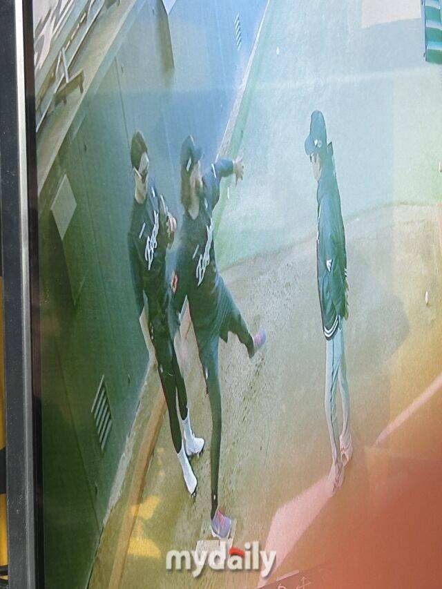 문동주와 폰세의 열띤 토론./인천 = 이정원 기자