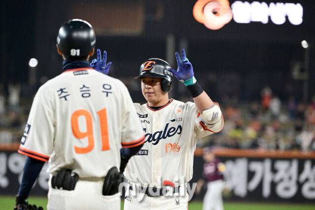 2025년 4월 11일 오후 대전 한화생명 볼파크에서 진행된 '2025 신한 SOL뱅크 KBO 리그' 키움 히어로즈와 한화 이글스의 경기. 한화 노시환이 5회말 1사 2루서 1타점 적시타를 친 뒤 기뻐하고 있다./마이데일리