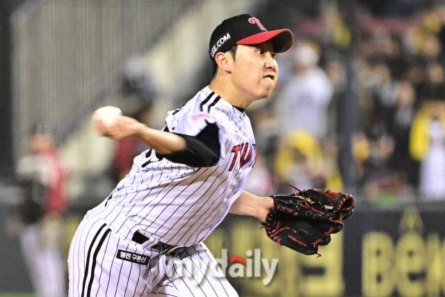 15일 서울 잠실야구장에서 열린 '2025 신한 SOL BANK KBO리그' 삼성 라이온즈와 LG 트윈스 경기.LG 박명근이 8회초 교체돼 마운드에 올라 힘차게 투구하고 있다.