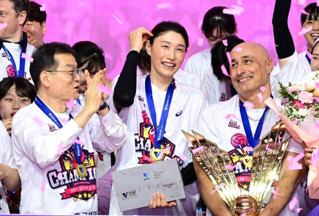 흥국생명 김연경이 통합우승을 차지한 뒤 환하게 웃고 있다 / 한국배구연맹(KOVO)
