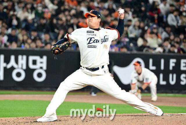 2025년 4월 11일 오후 대전 한화생명 볼파크에서 진행된 '2025 신한 SOL뱅크 KBO 리그' 키움 히어로즈와 한화 이글스의 경기. 한화 선발투수 류현진이 6회초 2사 후 키움 푸이그를 삼진으로 처리하고 있다./마이데일리