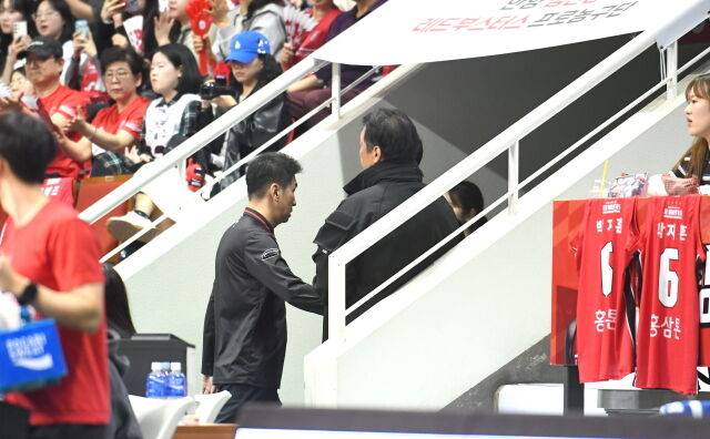 판정 항희 후 퇴장당하는 김상식 감독./KBL