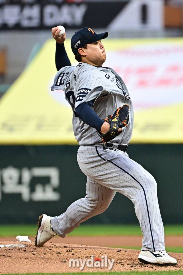 17일 인천 SSG랜더스필드에서 열린 '2025 신한 SOL BANK KBO리그' 한화 이글스와 SSG랜더스 경기. 한화 류현진이 선발 투수로 나와 힘차게 투구하고 있다./인천 = 한혁승 기자