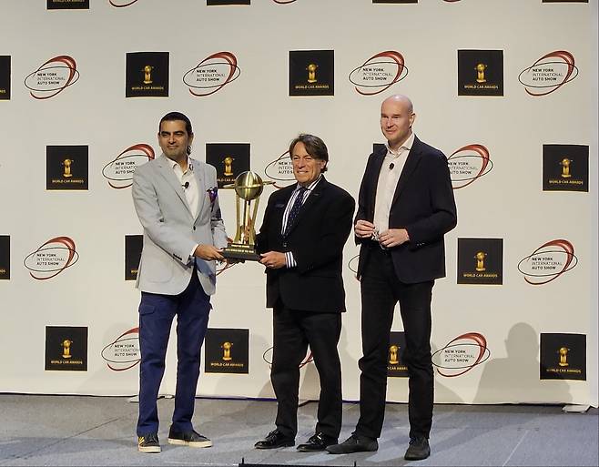 스티브 센터 기아 북미법인 최고운영자(가운데)가 ‘2025 세계 올해의 자동차’ 시상식에서 ‘세계 올해의 자동차’ 트로피를 들고 기념촬영을 하고 있다. 뉴욕=서재근 기자