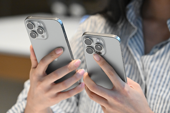 서울 중구 명동 애플스토어에서 고객들이 아이폰16을 살펴보고 있다. [임세준 기자]