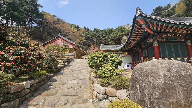 경남 김해 은하사 경내 모습.