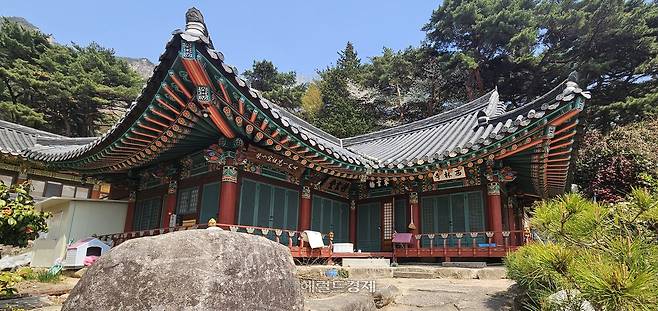 은하사 정현당. 서림사 현판이 붙어 있다.