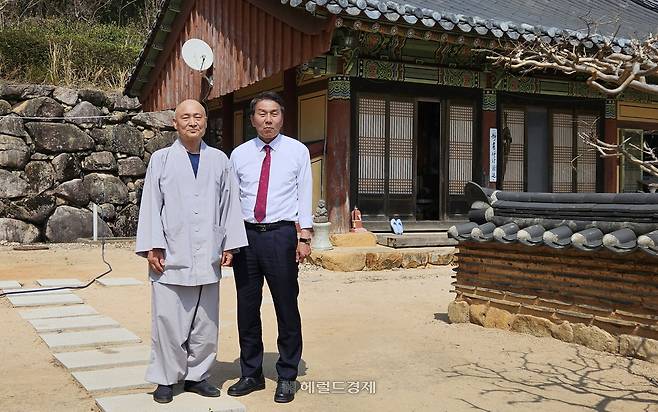 은하사 회주 대성 스님(왼쪽)과 정용식 ㈜헤럴드 상무