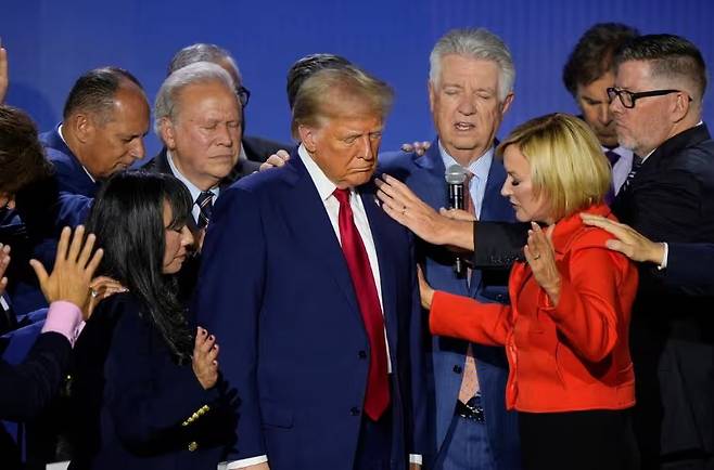 지난해 11월 도널드 트럼프 미국 대통령(왼쪽)과 대통령 직속 종교자유위원회 수장인 폴라 화이트(오른쪽)가 함께 기도하고 있다. [AP]